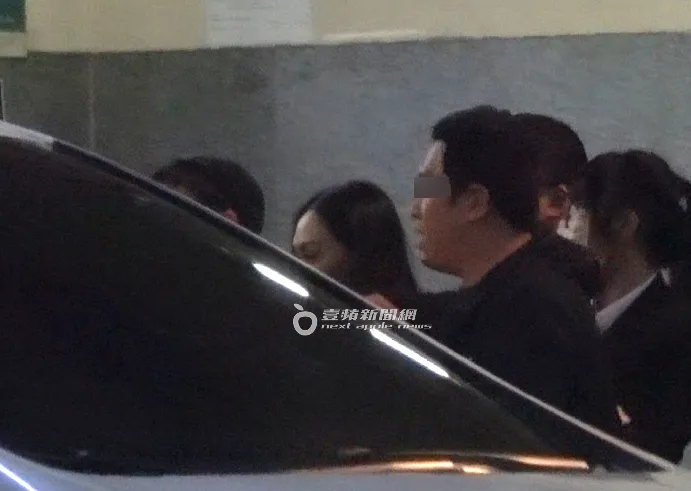 李連杰與女兒Jane搭上向家的保母車，準備離開誠品信義店。特勤中心攝