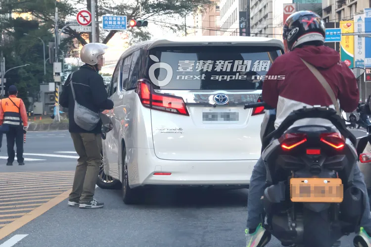 李連杰狂粉不管交通法規，直接在快車道跳下重機，靠近保母車窗想要簽名。特勤中心攝