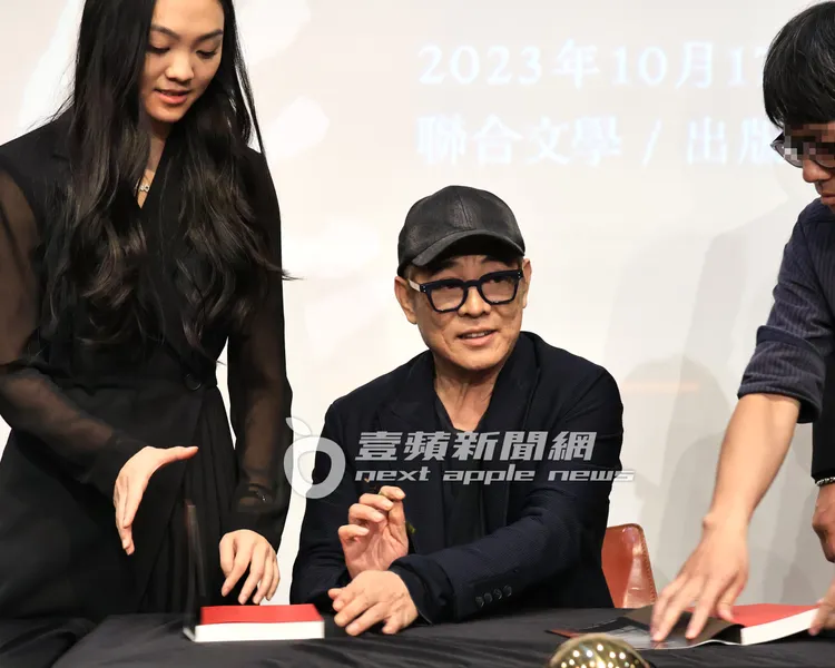 李連杰（中）與女兒Jane，一起到台北教育大學藝術學院，參加新書《超越生死》講座幫粉絲簽書。特勤中心攝