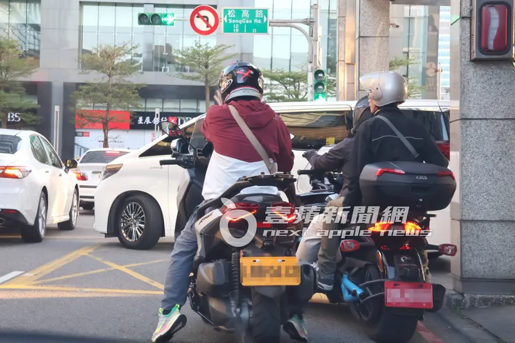 李連杰與女兒Jane搭乘向家的保母車離開會場，粉絲們在車道出口守候。特勤中心攝