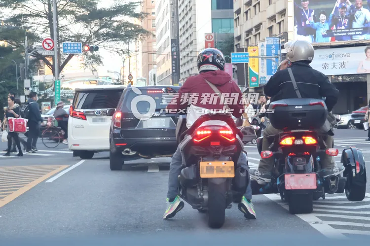 李連杰保母車等紅燈為躲開粉絲靠近，直接繞過前車超越停止線，引來義交關切。特勤中心攝