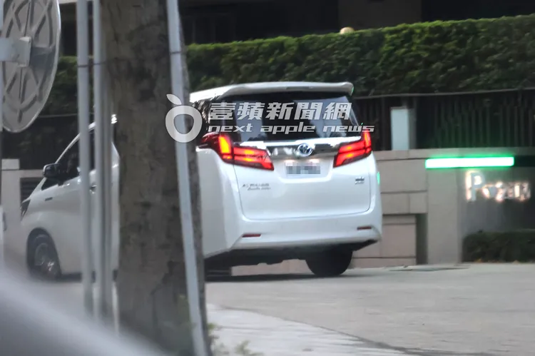 李連杰保母車開上國道高速公路，甩開重機狂粉後，才返回向家6億元豪宅休息。特勤中心攝