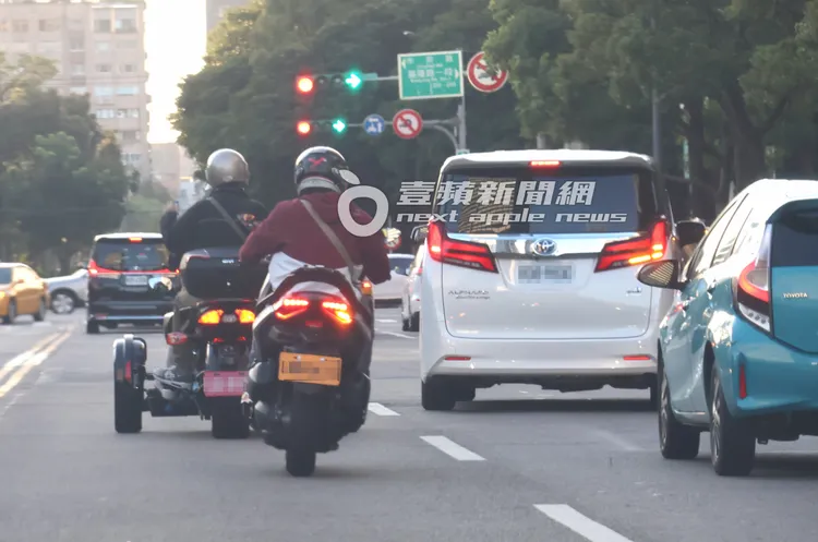 李連杰座駕一路超車甩粉絲跟車。特勤中心攝