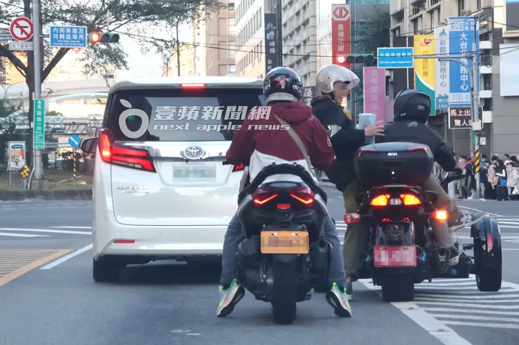 李連杰與女兒搭乘保母車等紅燈，粉絲跳下重機準備上前。特勤中心攝