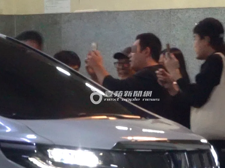 李連杰（中）結束新書簽名會講座，被粉絲們包圍合照。特勤中心攝