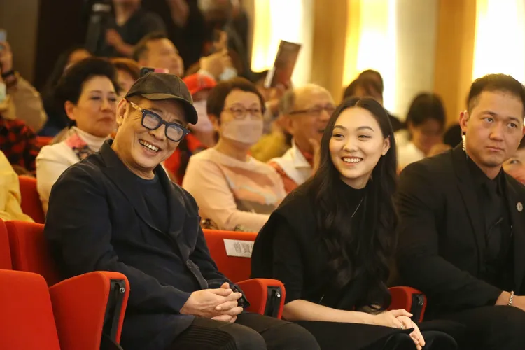 李連杰（左起）帶著與老婆利智所生的23歲大女兒Jane，及向華強保鑣出席新書講座。特勤中心攝