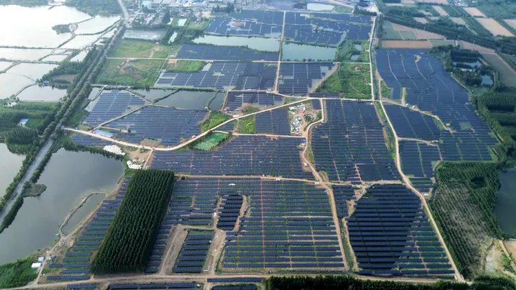 山東泰安的太陽能發電，當地漁業養殖區標榜「農光+漁光」互補。新華社
