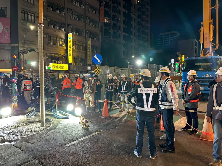 現場灌漿作業。桃園市府提供