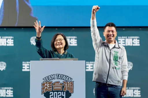 蔡英文到艱困選區催票「美德贏台灣」　高呼蔡政府「史上最會還債」