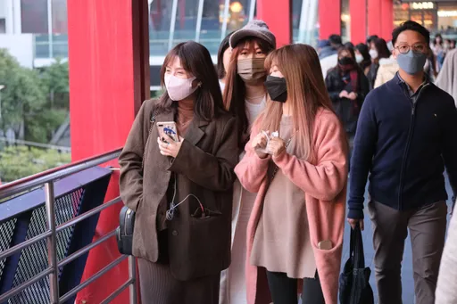 低溫仍下探14℃！明天水氣減少、微幅回溫　下週「先濕後冷」