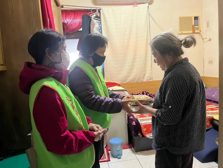 社工關懷長者。新竹市府提供