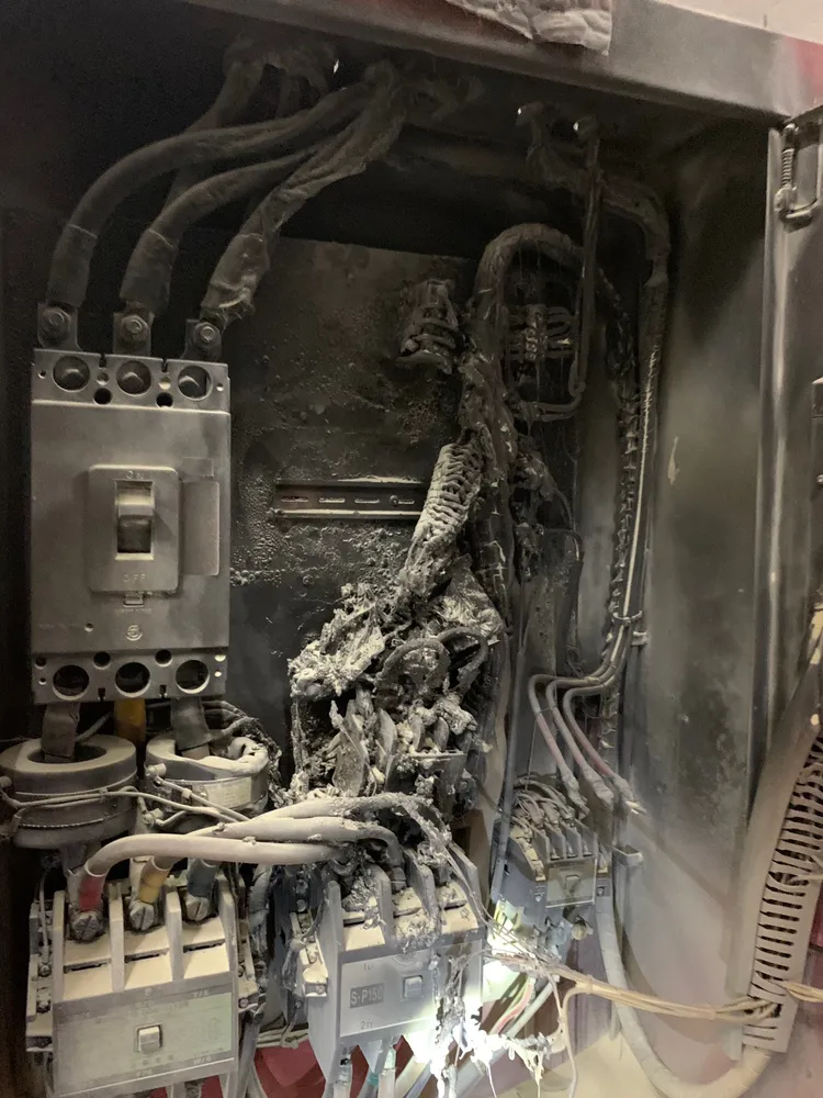 線路燒熔。讀者提供