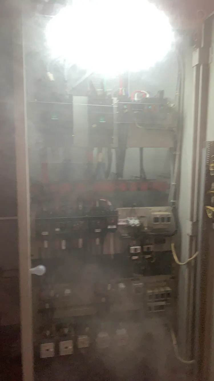 地下二樓配電盤起火冒煙。讀者提供