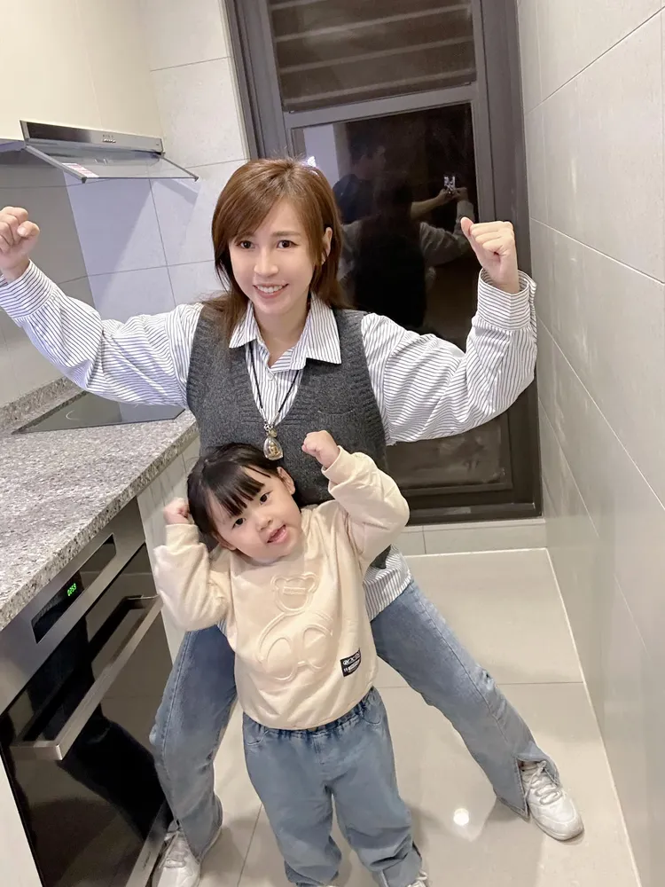 潔哥搶先曝光廚房，老公則透過門上的玻璃倒影「合體」全家福。翻攝自潔哥臉書