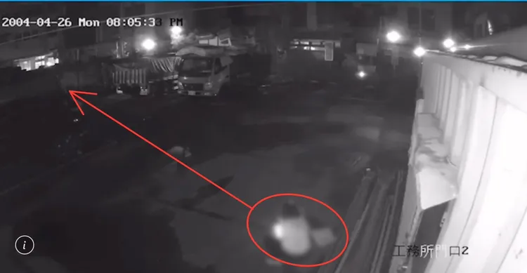 婦人在一旁點燃物品後，拿到一旁停車場小貨車後方縱火。翻攝畫面