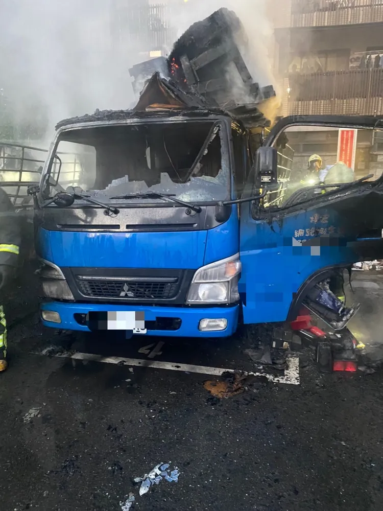 林口小貨車遭人縱火。翻攝畫面