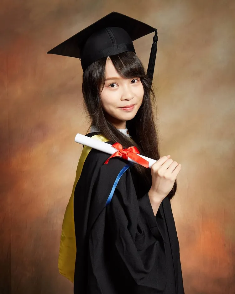 周庭2020年自浸會大學畢業，上傳畢業照。翻攝周庭IG