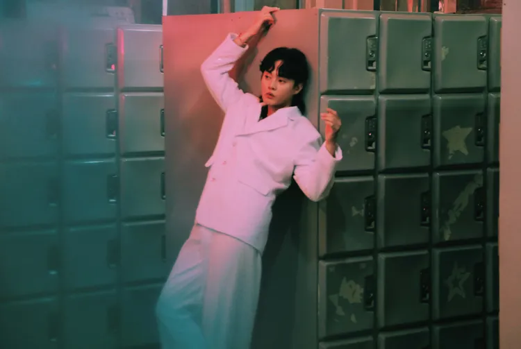 新專輯主視覺由首次合作的攝影藝術家登曼波掌鏡。何樂音樂提供