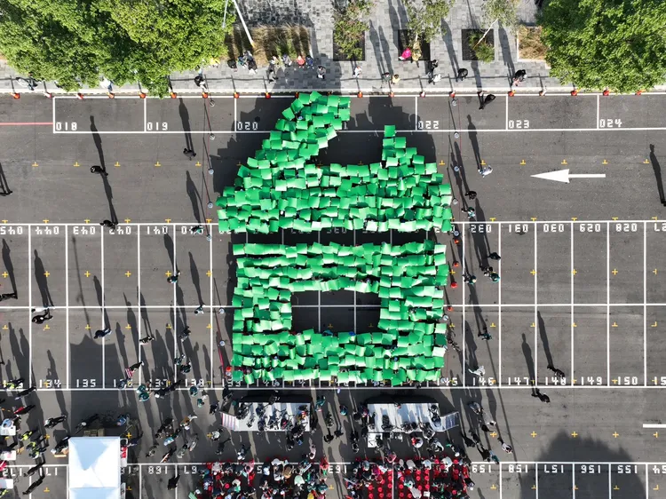 新竹市鄉親拼出「台」字樣。賴清德競總提供