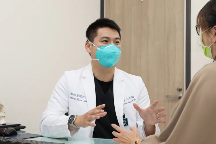 王思翰醫師說，目前手部骨折手術部分可分為鋼板固定和鋼釘固定兩種方式。院方提供