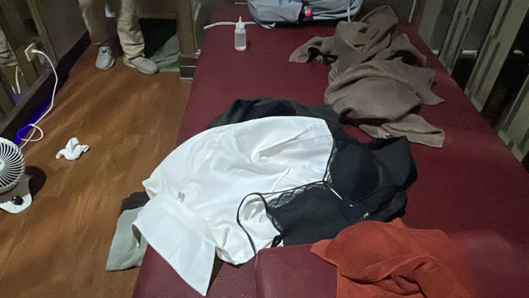 包廂內凌亂不堪。讀者提供