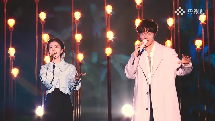 陳立農（右）和白鹿對唱。翻攝央視頻微博