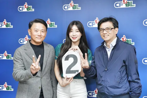 最強外掛安芝儇秀「女神之手」 台鋼雄鷹選秀順位起飛!悍將保住狀元