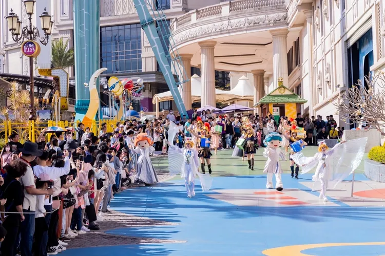 樂園白天湧現人潮。義大世界提供