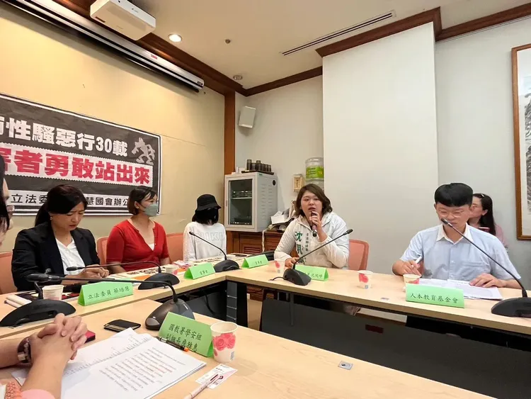 被害人今年6月在民代陪同下，出面踢爆劉姓校長的真面目。資料照片