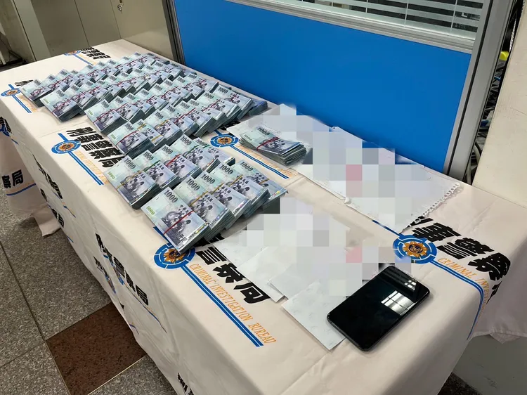 刑事局查扣賭盤賭資800多萬現金。翻攝畫面