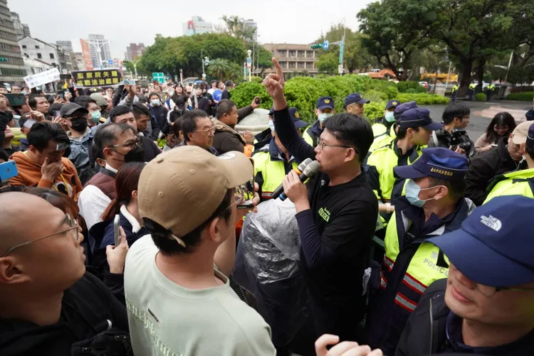 黃國昌一行人被警方擋於監察院門外。黃辦提供