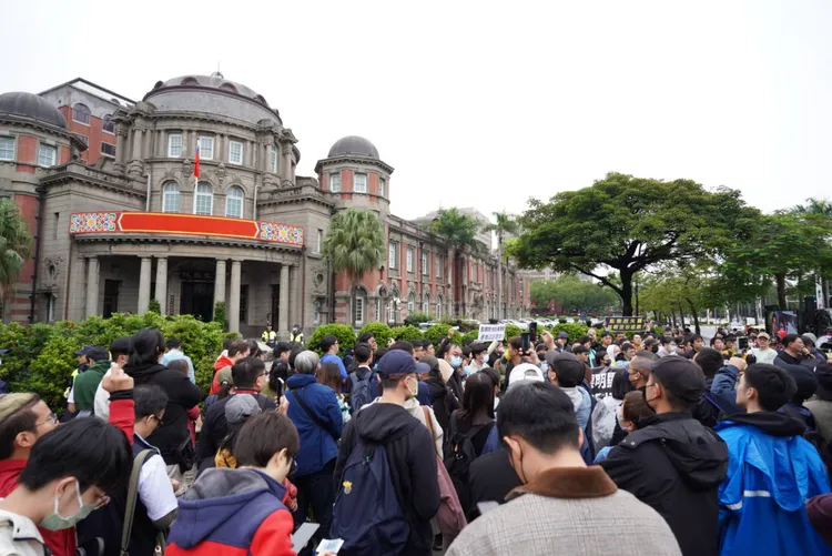 黃國昌帶領志工團集結監察院抗議。黃辦提供