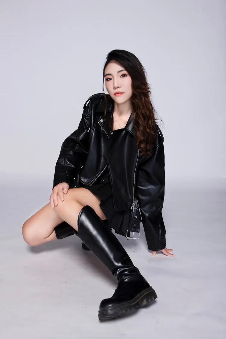鹿鳴漾漾挑戰帥氣皮衣裝扮，因為直播認識了不一樣的自己。（17LIVE提供）