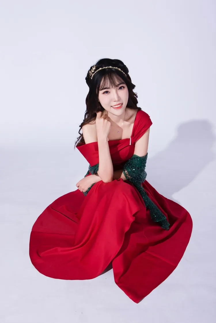 鹿鳴漾漾代表宣傳12月紅綠創意變裝開播。（17LIVE提供）