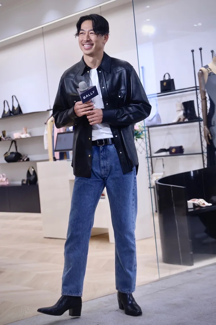 AKIRA以一身輕鬆愜意的裝扮登場。林林攝