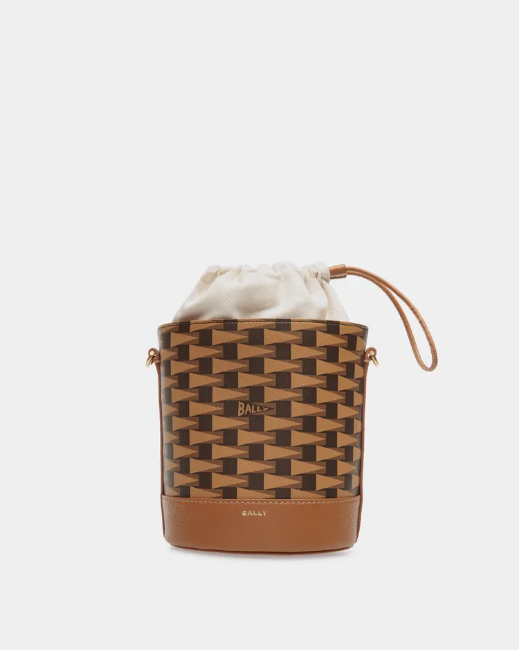 PENNANT小水桶包，2萬6800元。品牌提供