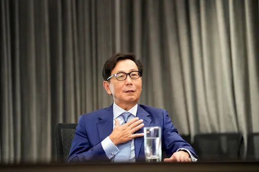 蔡明忠獲頒輔大名譽法學博士 專訪親曝「父親的磨練」