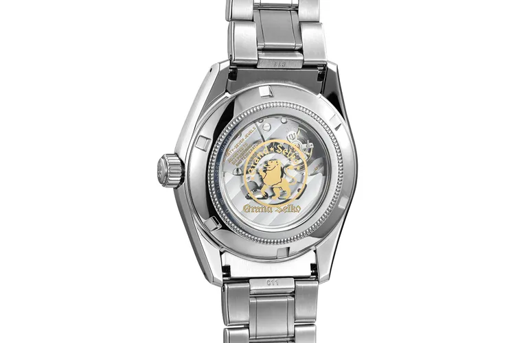 印有金色獅標的透視背蓋可見錶款搭載9S85高振頻機械機芯。品牌提供