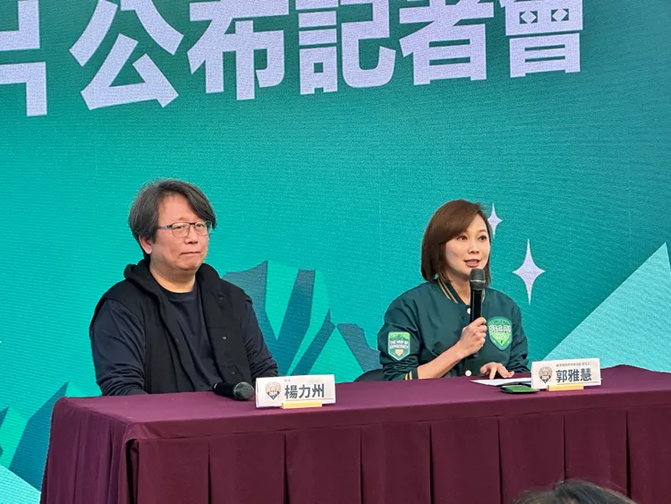 賴競總發言人郭雅慧（右）與導演楊力州（左）共同主持記者會。潘袁詩羽攝