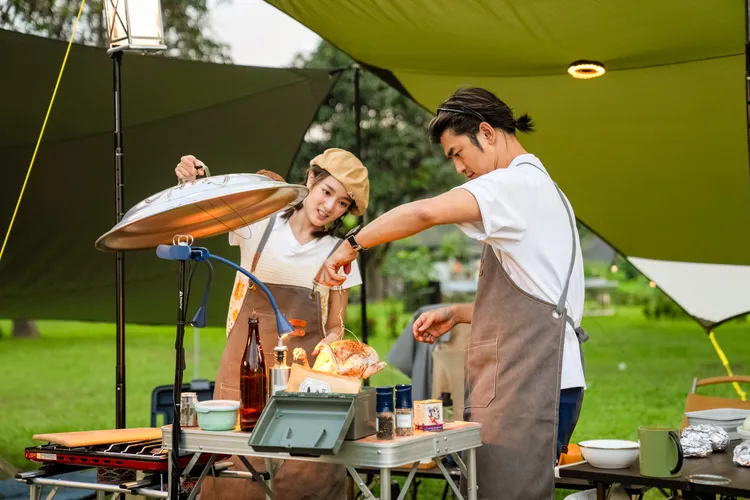 王淨（左）不會下廚，在一旁幫忙陳柏霖。灰魚影像提供