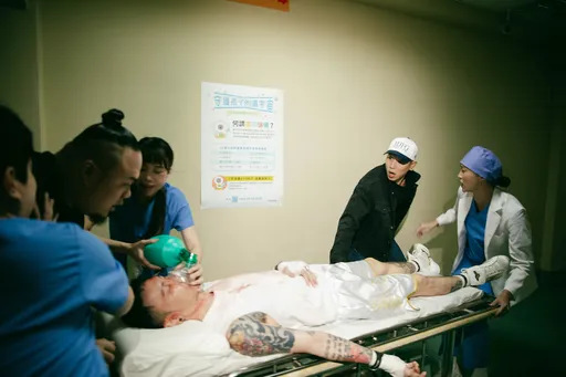 「頑童」小春打拳受重傷滿身血畫面曝光 瘦子大淵焦急陪送醫