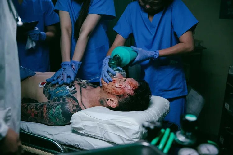 小春新歌《不想醒來》MV受傷畫面傳神。本色音樂提供