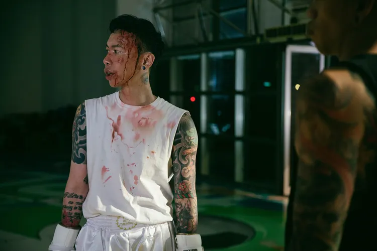 小春在新歌《不想醒來》MV中化上受傷妝容。本色音樂提供