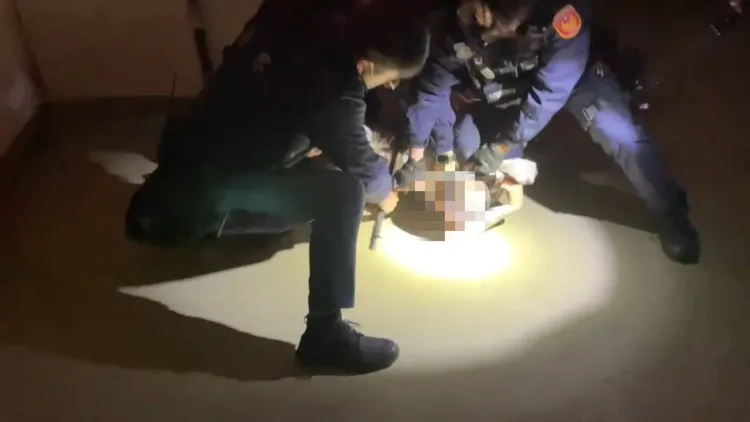 警方埋伏，趁其開車下樓時予以壓制逮捕。讀者提供