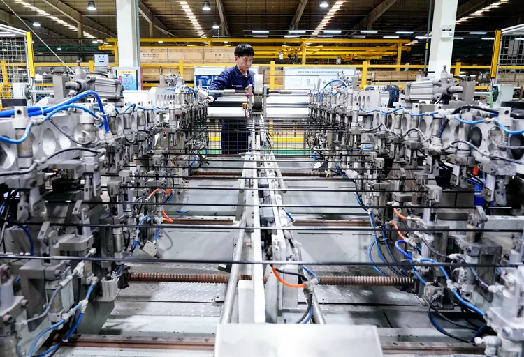 河北省秦皇島一家汽車管路企業的生產線。新華社