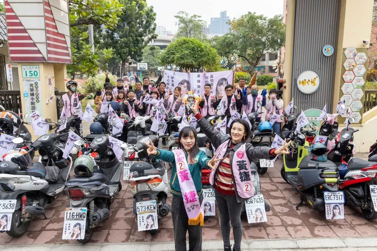 黃捷23日在鹽埕區舉辦「黃捷騎士團」擋泥板車聚掃街活動。黃捷總部提供