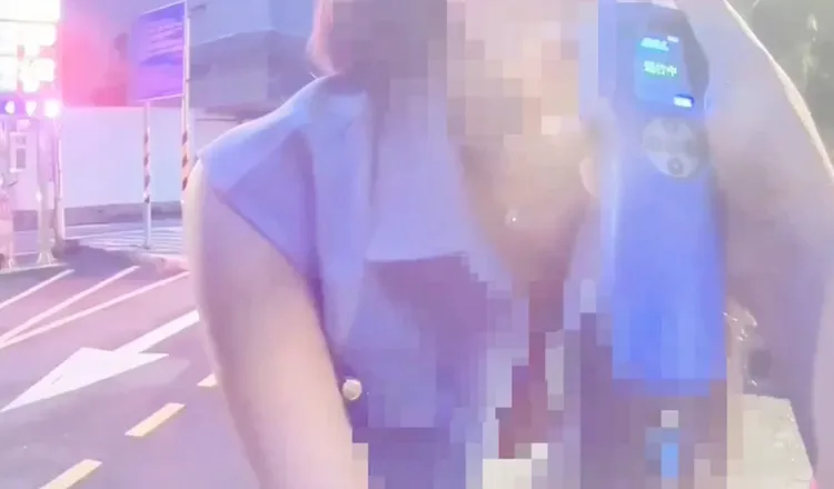 蘿拉吹氣酒測。翻攝畫面