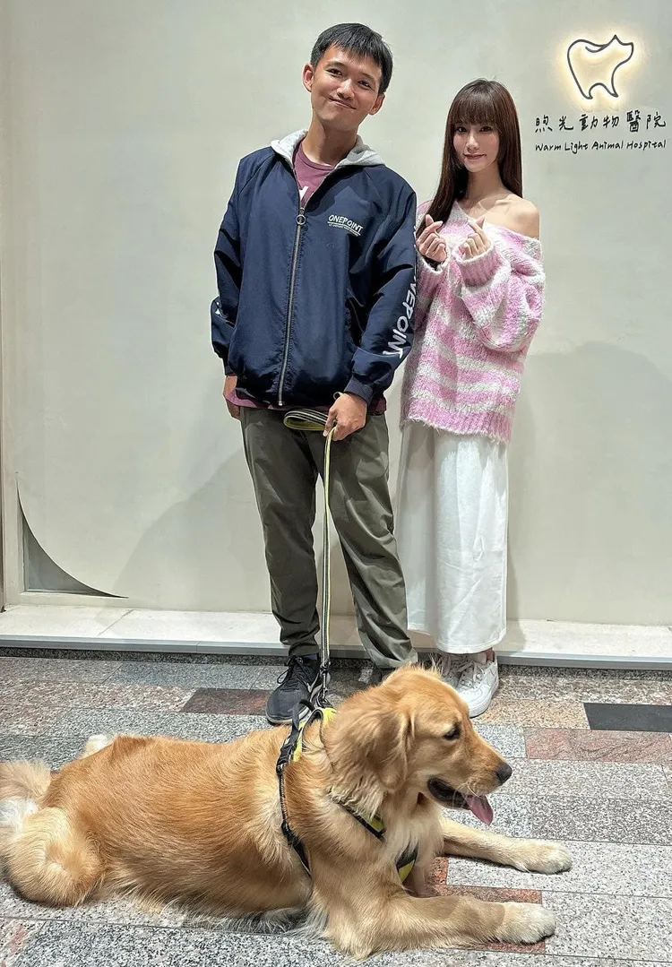 Josh、愛犬媽寶與美麗的啦啦隊女神Amber倩宇合影。翻攝自台南Josh臉書