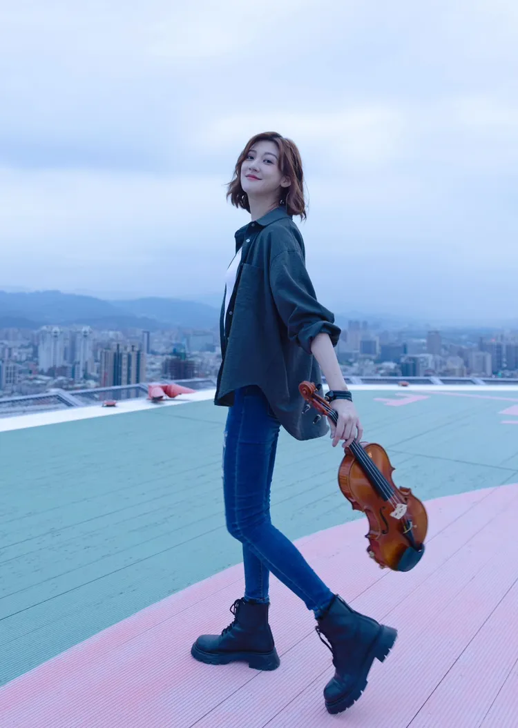 林逸欣拍MV，是在新北市政府樓高33層的停機坪取景。鑫羽工作室提供