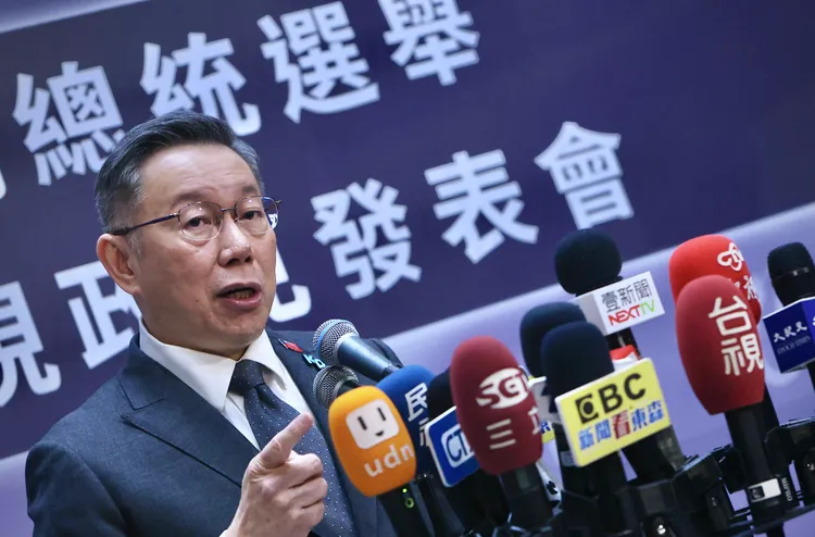 柯文哲質疑，用菸捐做長照，難道鼓勵大家抽菸幫助老人。林林攝